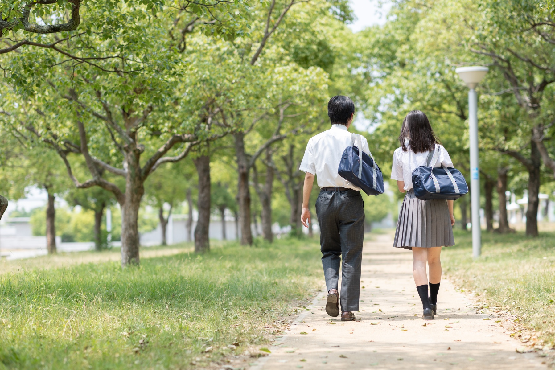 学生たちが楽しそうにコミュニケーションをとるイメージ
