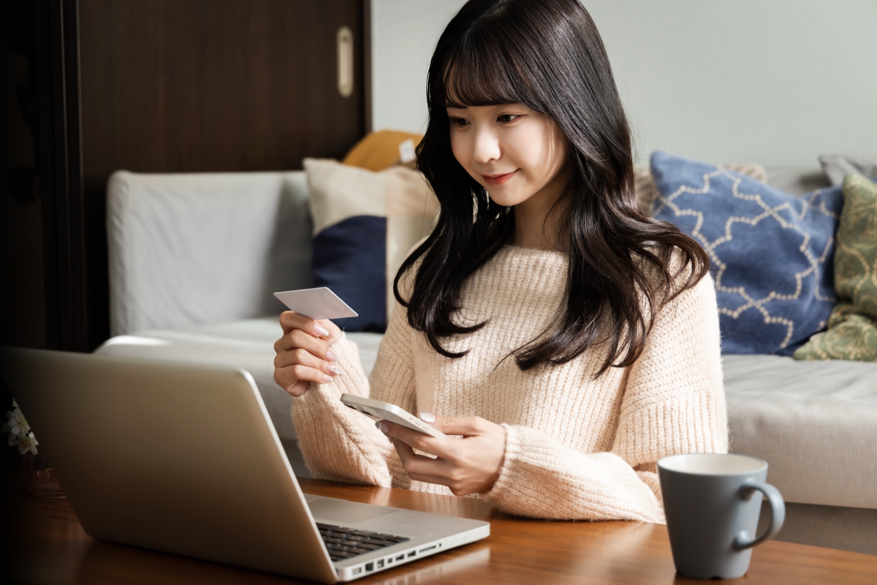 学生証で認証しているイメージ